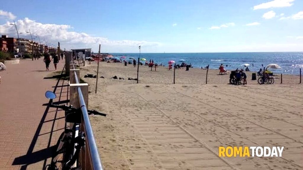 Ostia: rianimato in spiaggia dopo aver rischiato di affogare in mare