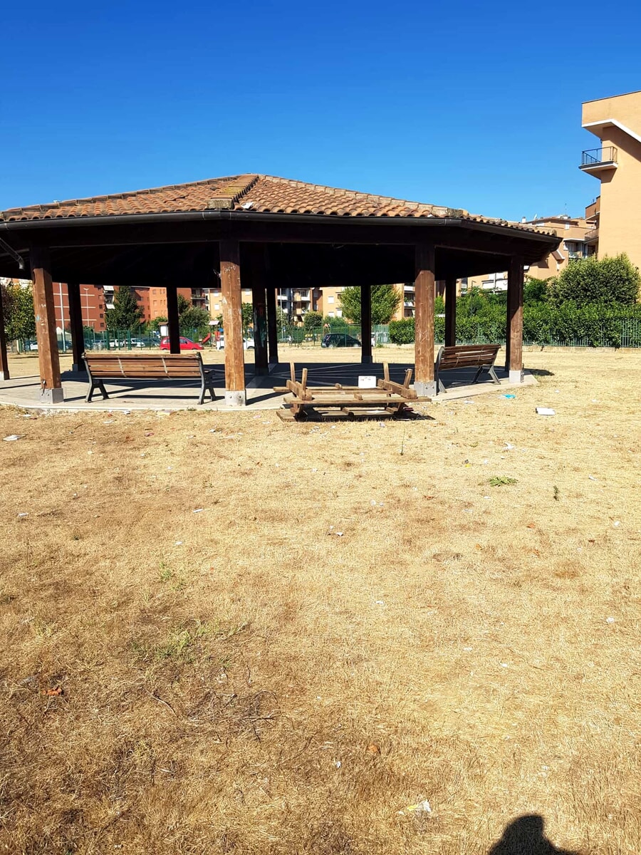 Rifiuti e tavoli ribaltati: vandali in azione al parco di Torresina