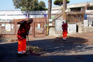 Al via (in anticipo) il Piano Scuole di Ama. Dal diserbo alla pulizia, interventi in 1.400 plessi di Roma