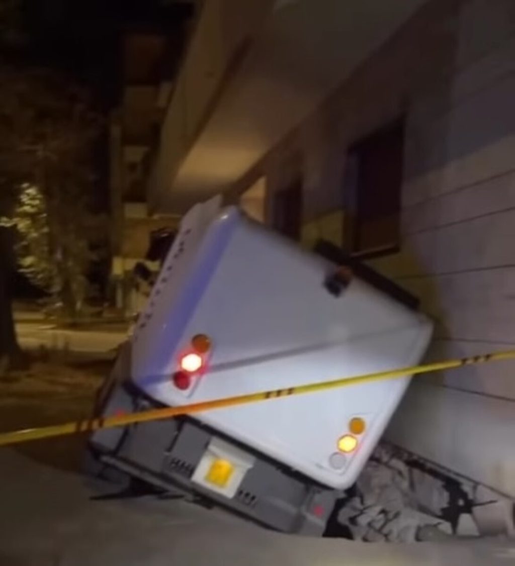 Tor Marancia, spazzatrice sprofonda nel marciapiede