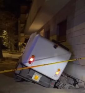 Tor Marancia, spazzatrice sprofonda nel marciapiede