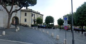 Accoltellato in piazza, grave un uomo. Indagano i carabinieri