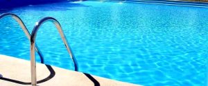 Ha un malore in piscina, morto un anziano