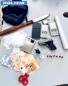 Pigneto: otto persone nel B&B chiuso, in una stanza una pistola con il colpo in canna