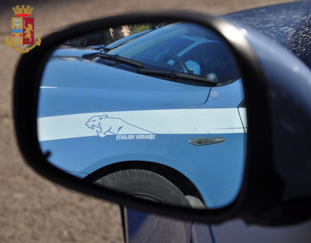 Spacca la porta di un negozio per rubare la cassa e poi fugge con un monopattino