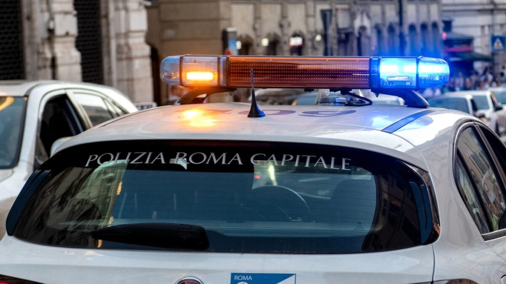 Incidente sull'Aurelia: pirata della strada travolge scooter con la Bmw e scappa