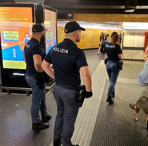 Borseggiato sulla banchina della metro con il figlio piccolo in braccio