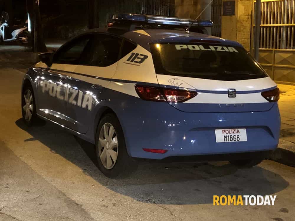 Roma, ruba cellulare e si nasconde sotto a un'auto