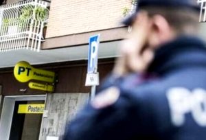 Rapina le Poste a 66 anni con barba e naso finti, sulle mani la colla essiccata
