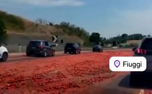 Camion perde l'intero carico di pomodori sull'A1: traffico in tilt