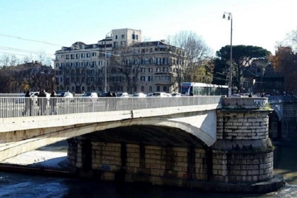 Chiude Ponte Garibaldi, c'è da sostituire i binari del tram