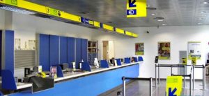 Coppia di rapinatori scappa con 90mila euro dall'ufficio postale, impiegati sotto choc