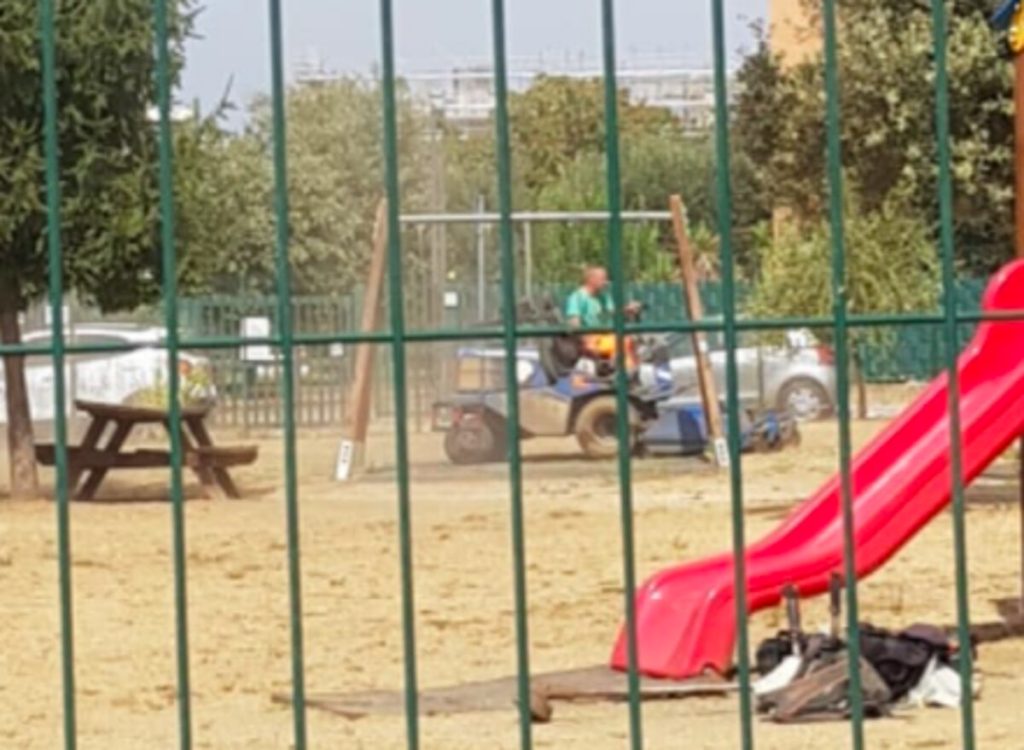 Gli interventi di pulizia al parco di Torresina dopo le scorribande dei vandali. "Non ci basta"