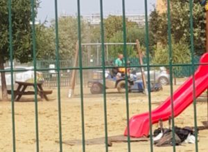 Gli interventi di pulizia al parco di Torresina dopo le scorribande dei vandali. "Non ci basta"
