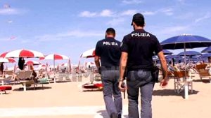 Tre giovanissime palpeggiate e molestate in spiaggia: due arresti
