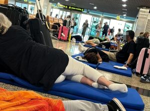 Volo da Madeira a Roma cancellato il 15 agosto, in 200 bloccati in aeroporto: "Anche anziani e malati"