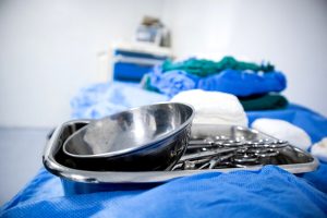 Mamma ricoverata d'urgenza, ospedale ospita il figlio autistico nella stessa stanza per farli stare insieme