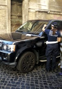 Bambino di 4 anni resta chiuso dentro l'auto sotto al sole