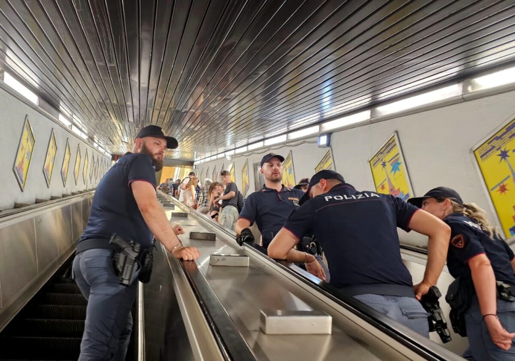 Metro Termini: in tre lo colpiscono a calci e pugni per strappargli la collana d'oro