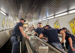 Metro Termini: in tre lo colpiscono a calci e pugni per strappargli la collana d'oro