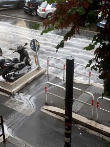 A Roma finalmente piove e sui social tutti postano la schiuma bianca sulle strade. Cos'è e perché si forma