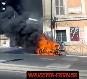 Incendio a Porta Portese: scooter in fiamme, danneggiato il semaforo