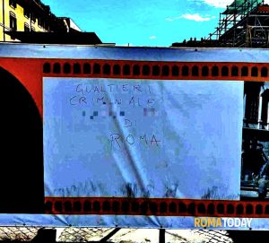 "Gualtieri criminale di Roma", scritte contro il sindaco a piazza Navona