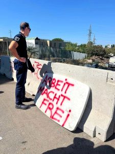 Scritte naziste davanti al campo nomadi distrutto dalle fiamme