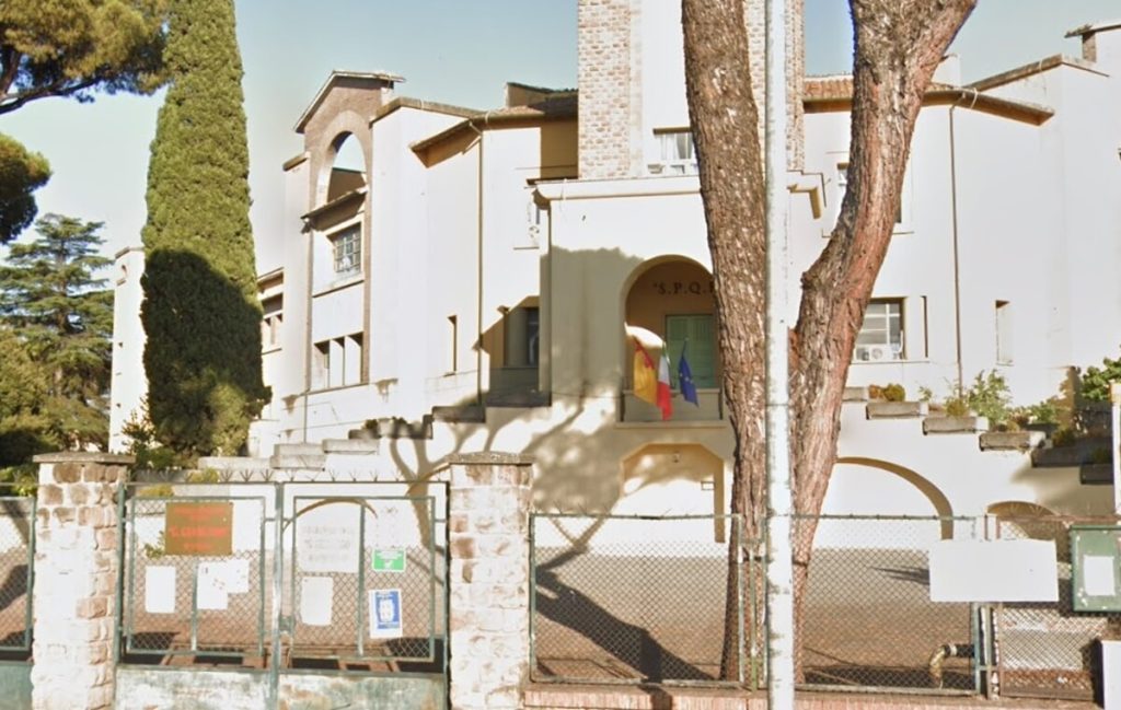 Tor Sapienza, danneggia una scuola e viene messo in fuga dall'antifurto