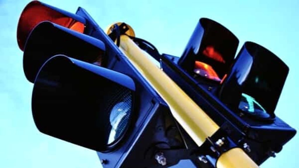 Ancora una rapina al semaforo del Quarticciolo: automobilista colpito al volto e derubato della vettura