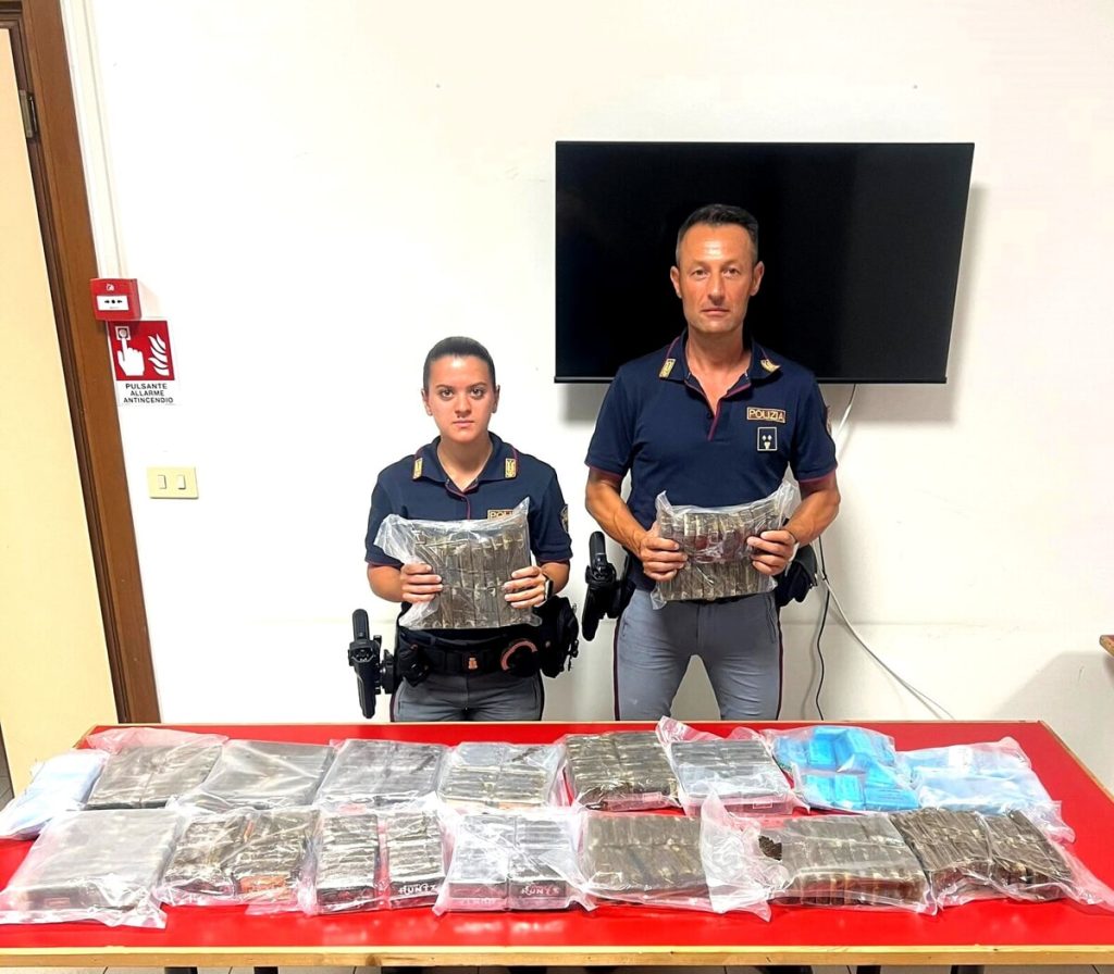 Due giovanissimi romani trovati con 34 chili di droga in autostrada