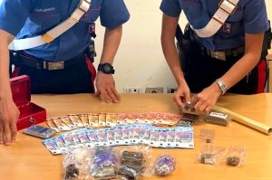 La casa è una base dello spaccio, arrestati un 17enne e sua mamma