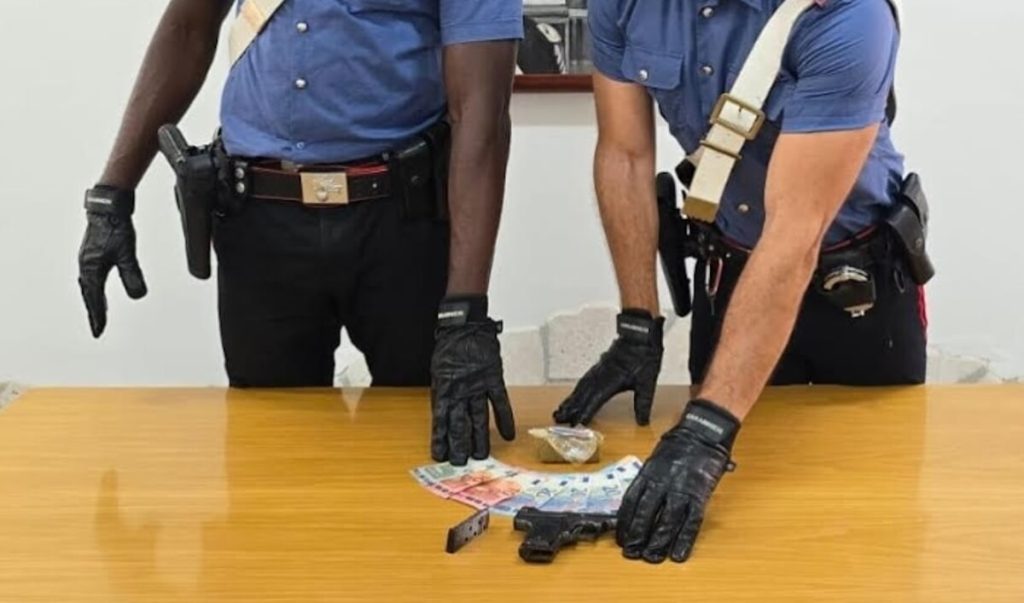 Soccorso per una ferita alla testa aveva con sé pistola, droga e contanti