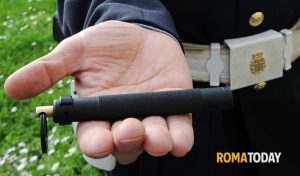 Spray al peperoncino per rapinare i turisti seduti al bar