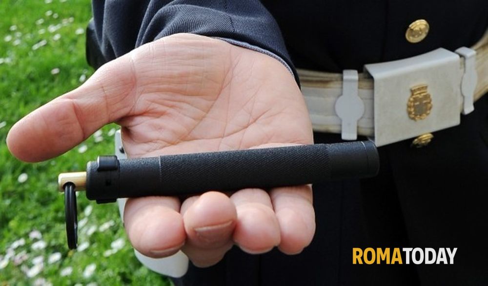 Spray al peperoncino per rapinare i turisti seduti al bar