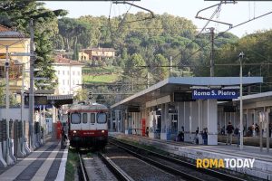 Acqua e fango sui binari, stop ai treni tra San Pietro e Vigna Clara: ritardi e cancellazioni