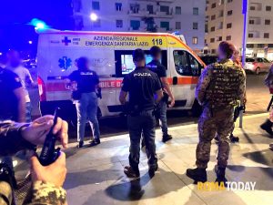 Paura davanti alla stazione: accoltellato al petto durante una lite, è grave