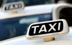 Dimentica computer sul taxi, tassista le chiede 200 euro per ridarglielo