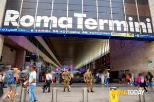 Termini: senza dimora prova ad aggredire famiglia con bimbo disabile, fermata dai soldati