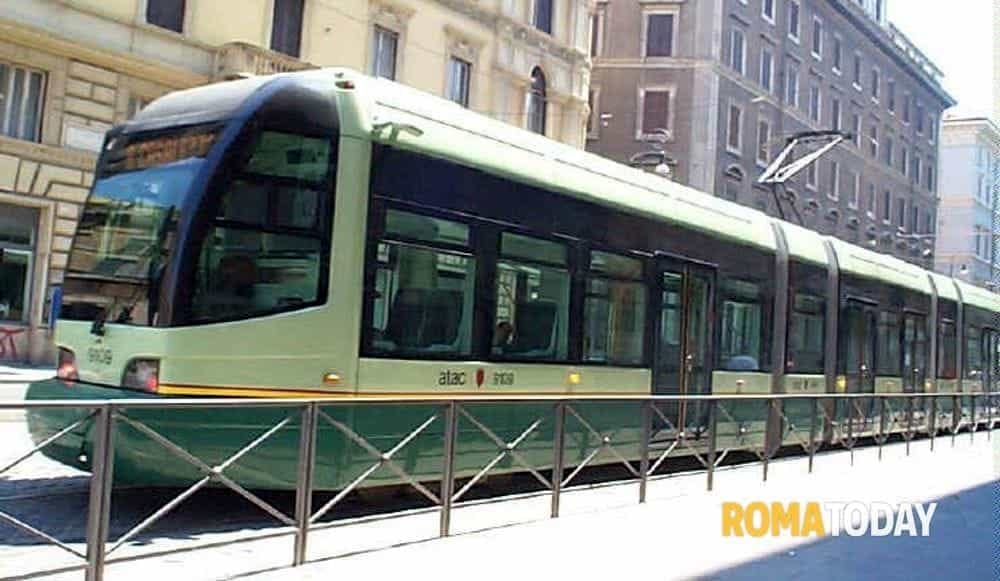 Caos sulla Prenestina, si sdraia sui binari e binari