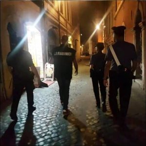 Reagisce alla rapina, insegue il ladro per il quartiere e lo blocca