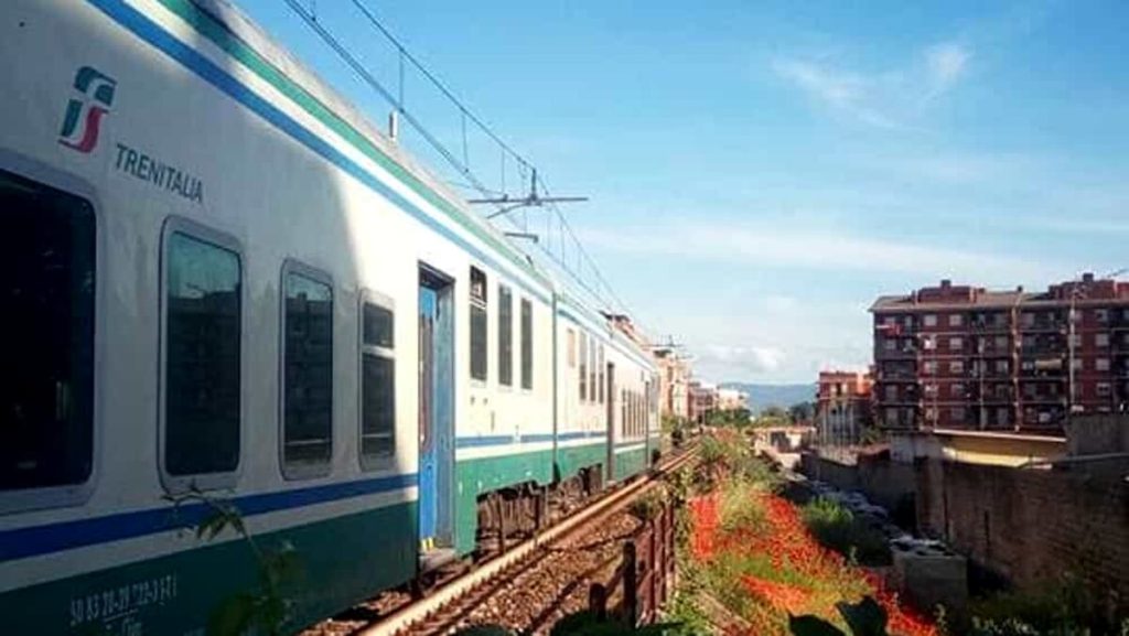 Tragedia sui binari: investito da un treno, morto un uomo
