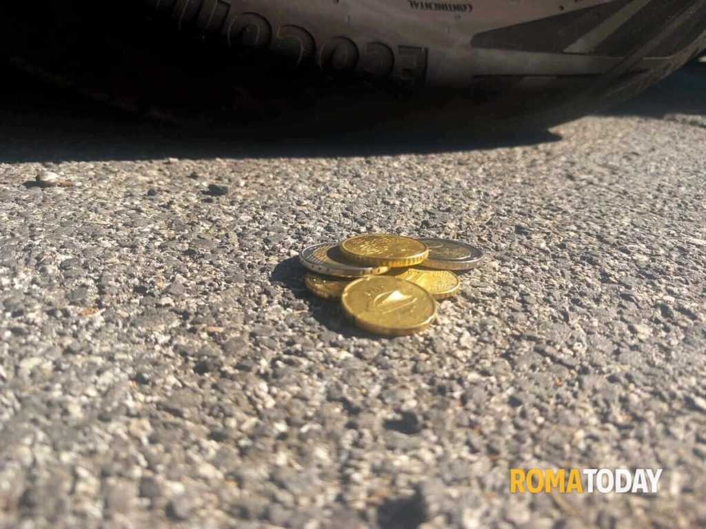 Furti seriali nei parcheggi dei supermercati, sgominata la banda delle monetine