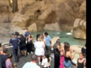 Roma, bagno nella Fontana di Trevi con tanto di tuffo e applausi dei turisti