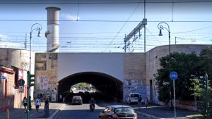 Allestisce mercatino abusivo davanti al tunnel di Termini