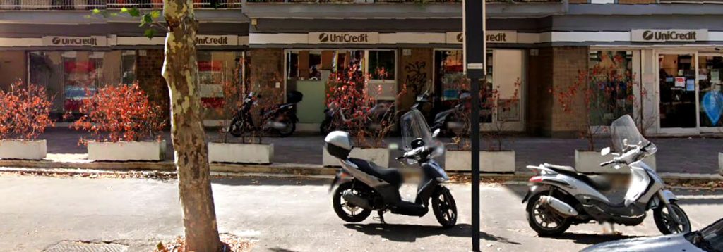 Tentano la spaccata in una banca, ma scatta l'allarme e scappano