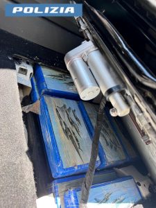 L'auto con il vano segreto: all'interno 50 chili di cocaina