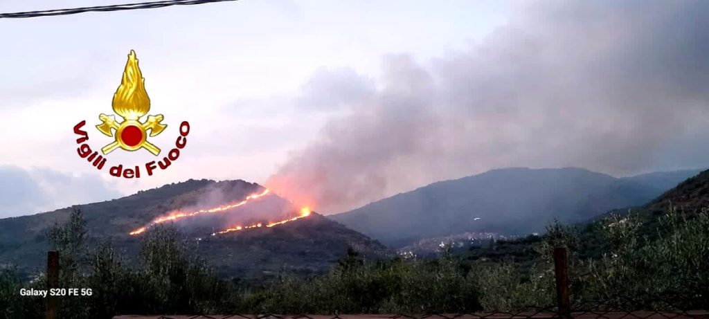 Vasto incendio a San Gregorio di Sassola: aerei per spegnere le fiamme