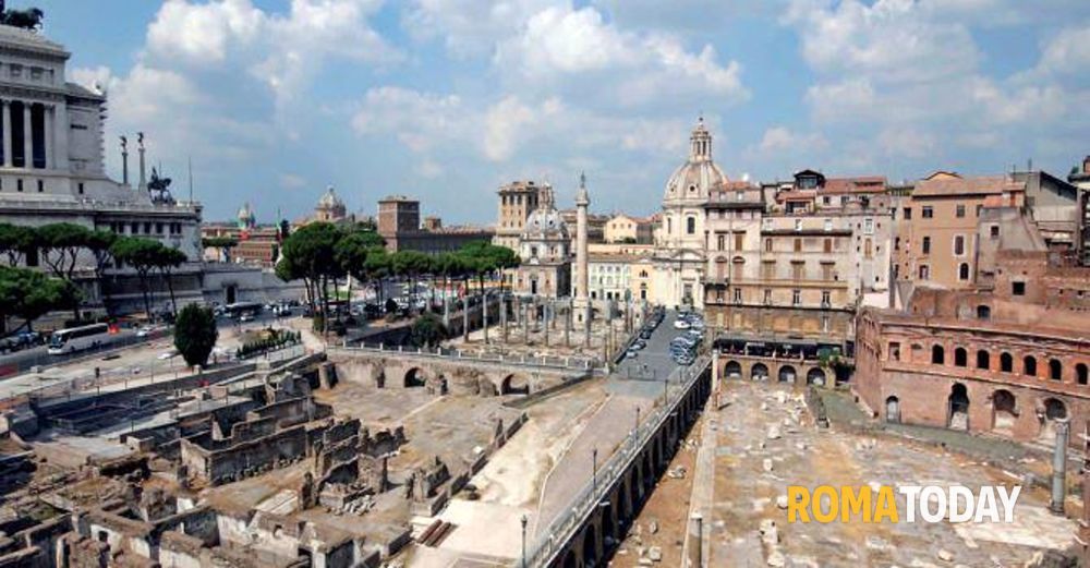 Rapina ai Fori Imperiali: gli strappano la catenina e lo minacciano con un coltello