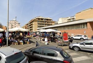 Dramma a Ostia: uomo muore davanti al mercato